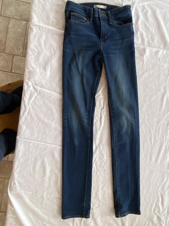 Jeans Levi Strauss W28 L34 ( Taille 34 en Suisse je pense)