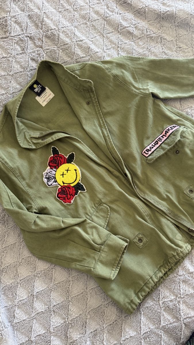 Zara Jacken: Green jacket with patches acceptable condition – Gebraucht aus Chur von asa_25fn 2