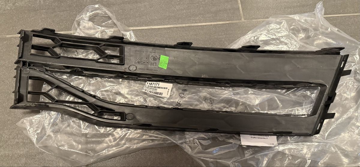 Skoda Tutti pezzi di ricambio auto: Skoda Superb Frontgrill unten – Usato da Gipf-Oberfrick venduto da Mini_FRK 4