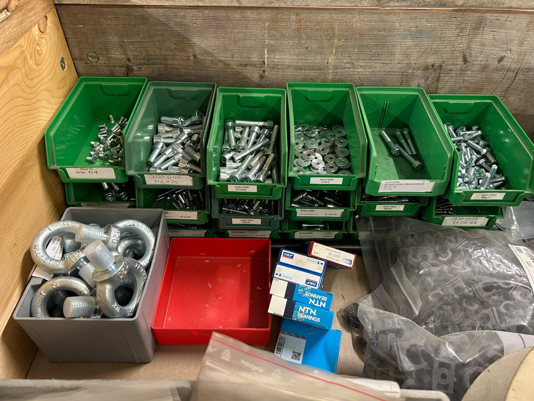 SKF Kugellager: Palette mit Schrauben, Kugellager etc. – Neu (gemäss Beschreibung) aus Zofingen von Maschinenfabrik 1