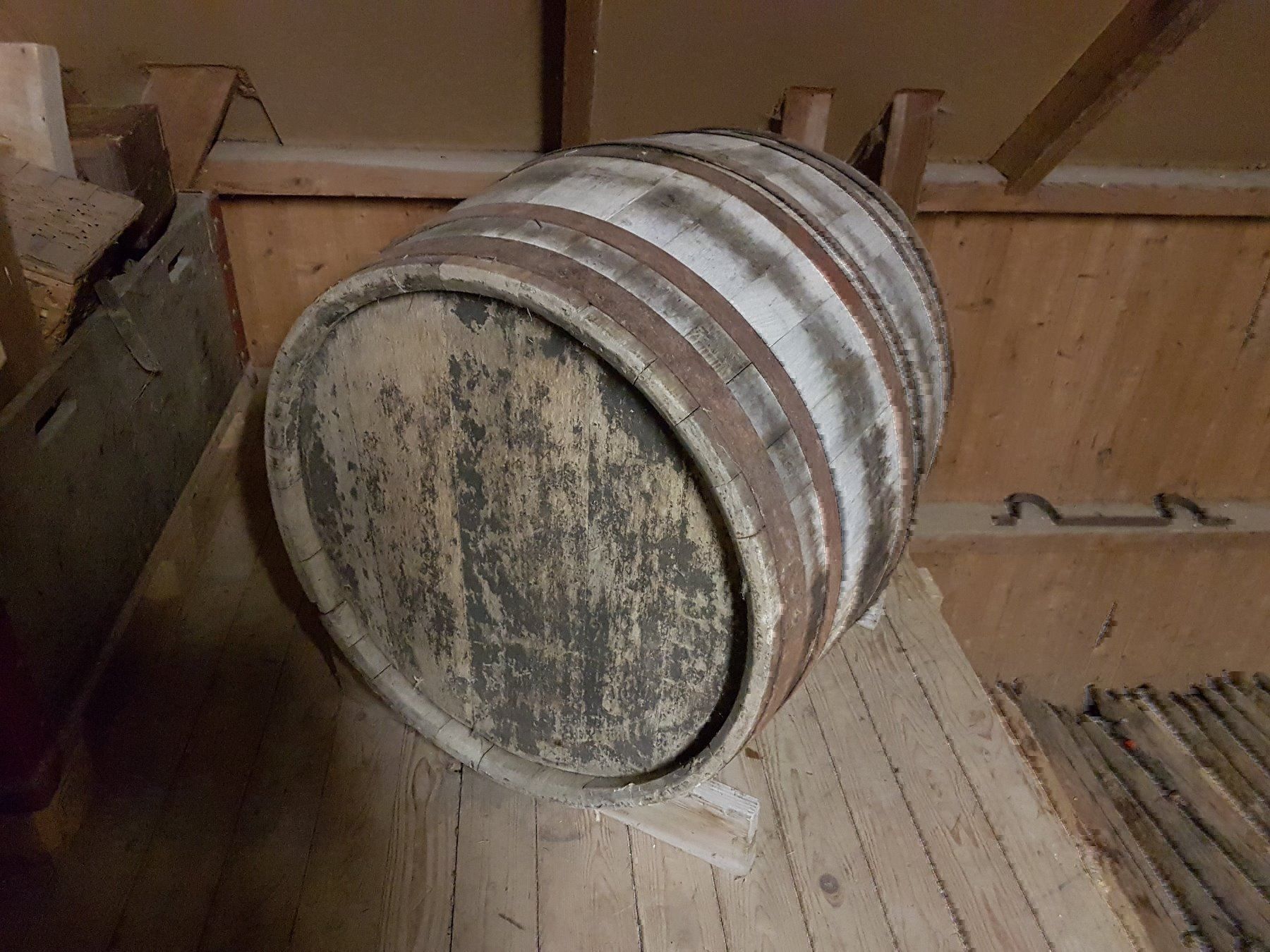 Cucce & Letti: Hundehütte Holzfass – Usato da Dietschwil venduto da FIZENATOR 1