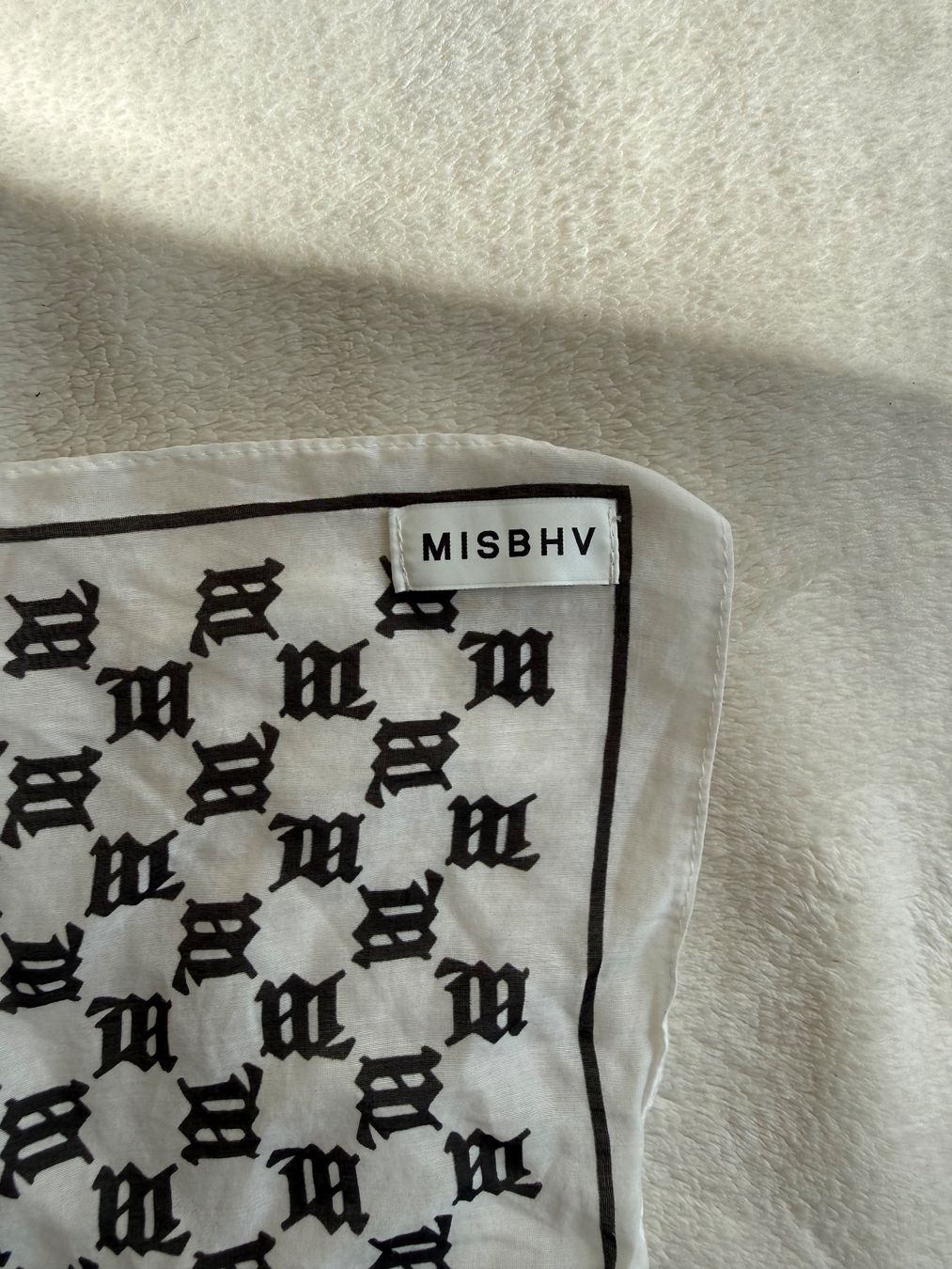 Foulards & écharpes: MISBHV Monogram Schal Weiss/Schwarz – Neuf (Voir description) à Liestal par ant_c2j9