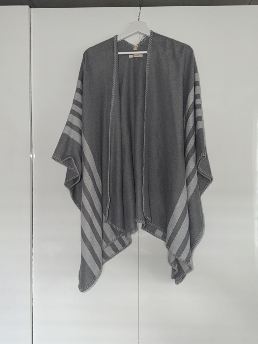 Giacche: Grauer Poncho – Usato da Niederuzwil venduto da Lisascloset