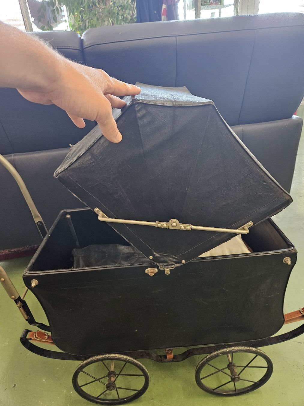 Puppenwagen: Antiker Puppenwagen  – Gebraucht aus Pratteln von Cartonsducoeur_bl 5
