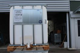 IBC Container/Wassertank auf Holzpalette