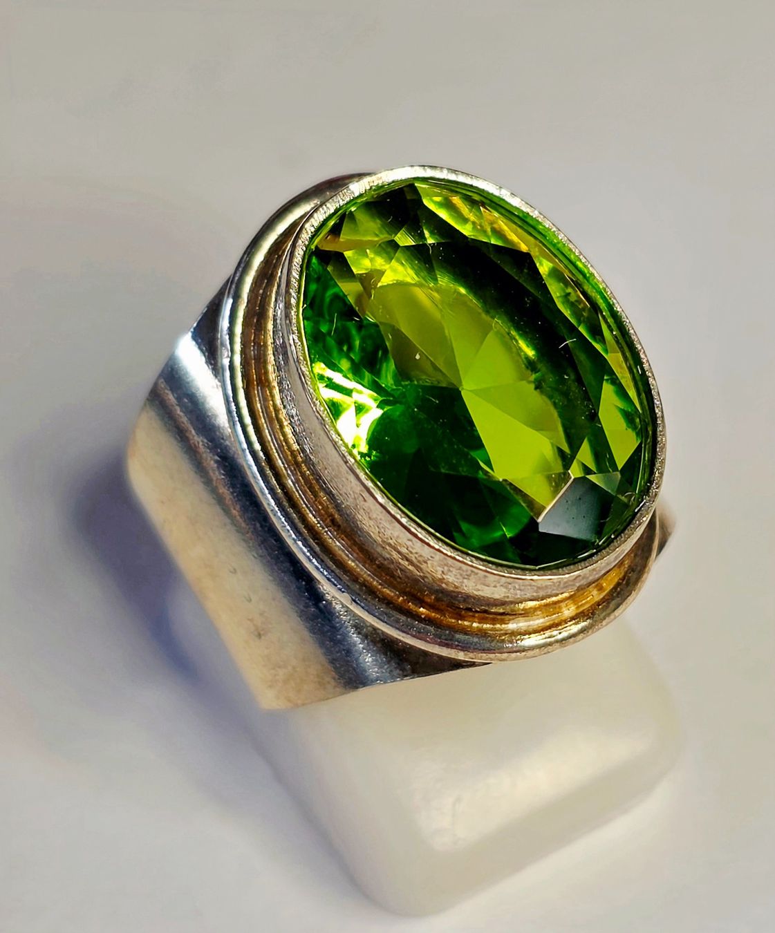 Bagues: Silber Ring mit hellgrünem Stein – Neuf (Voir description) à Zürich par adriben 1