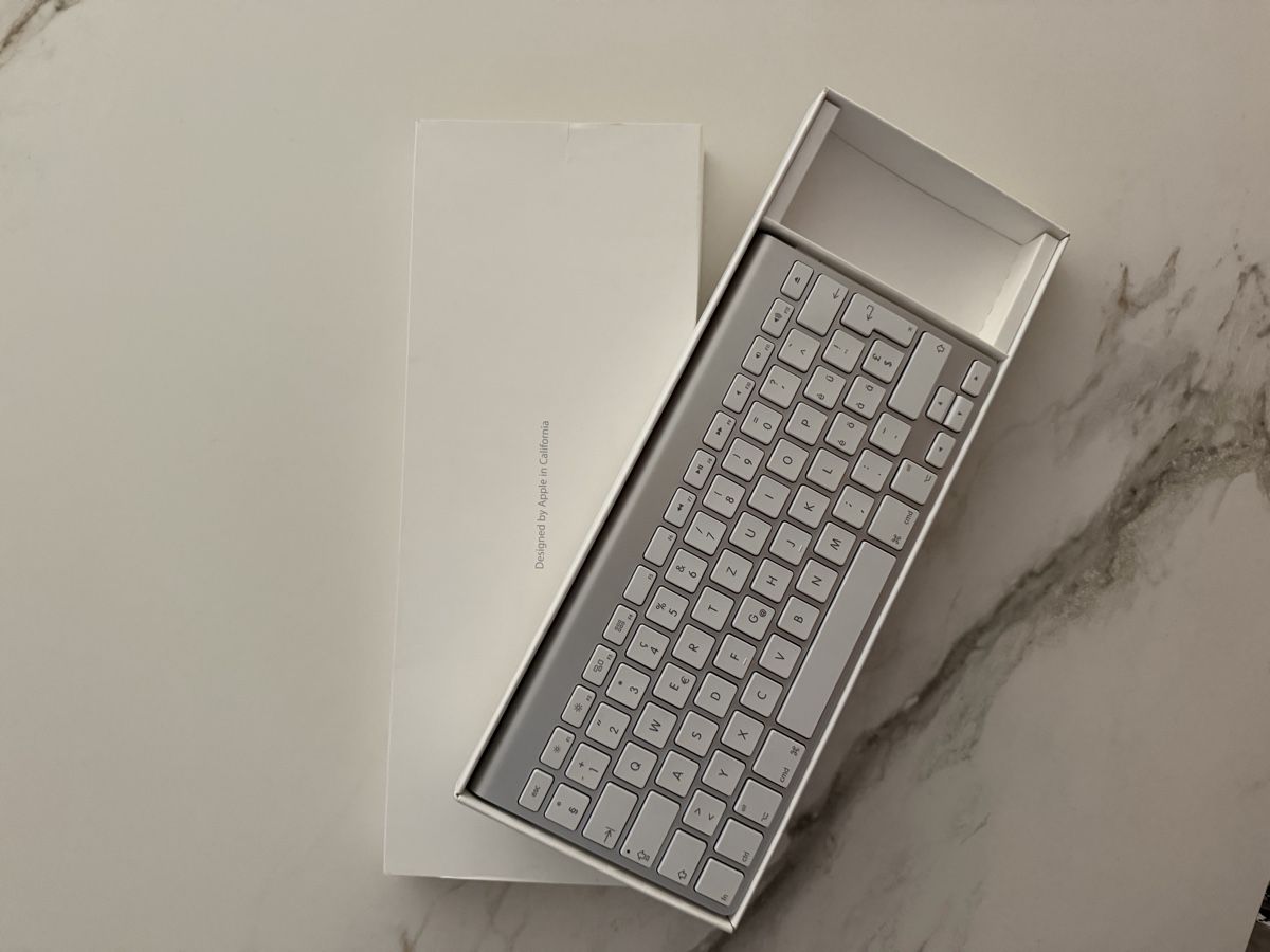 Apple Tastiere: Apple Wireless Keyboard A1314 Bluetooth | CH/QWERTZ | – Usato da Zofingen venduto da giu_p72q