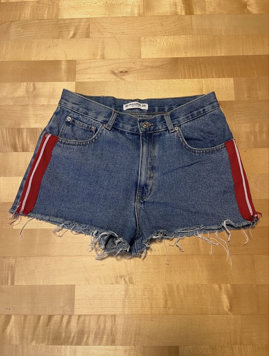 Pull&Bear Jeans: Pull&Bear Denim Shorts with Red Stripe Details – Gebraucht aus Winterthur von goe_h859