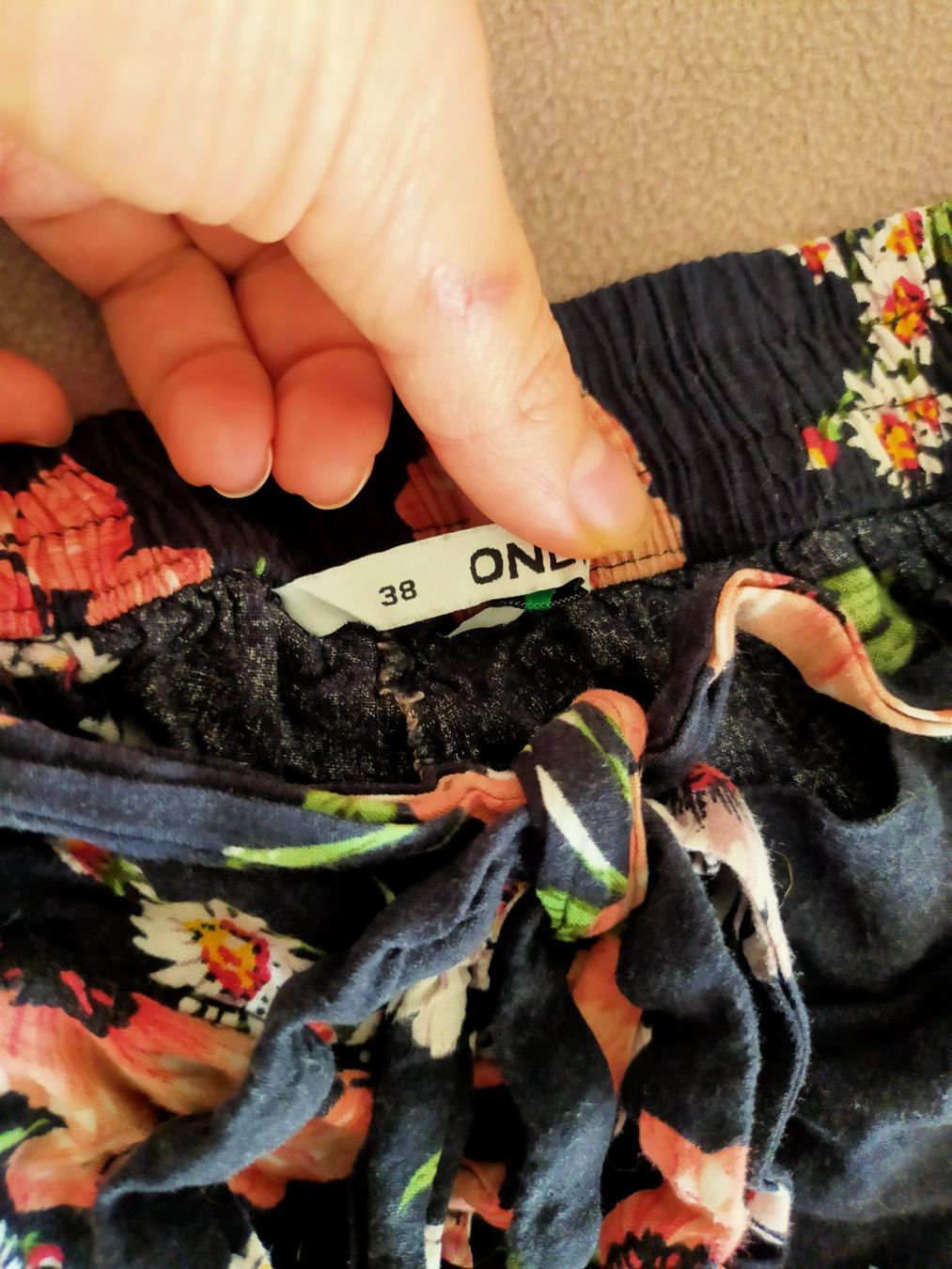 Only Pantaloni: ONLY Sommerhose 7/8, Gr. 38, Blumenmuster – Usato da Tägerig venduto da mikky02 2