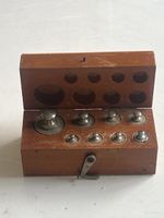 Gewichtset mit Holzbox 8 teilig Metall Gewichte (S17)