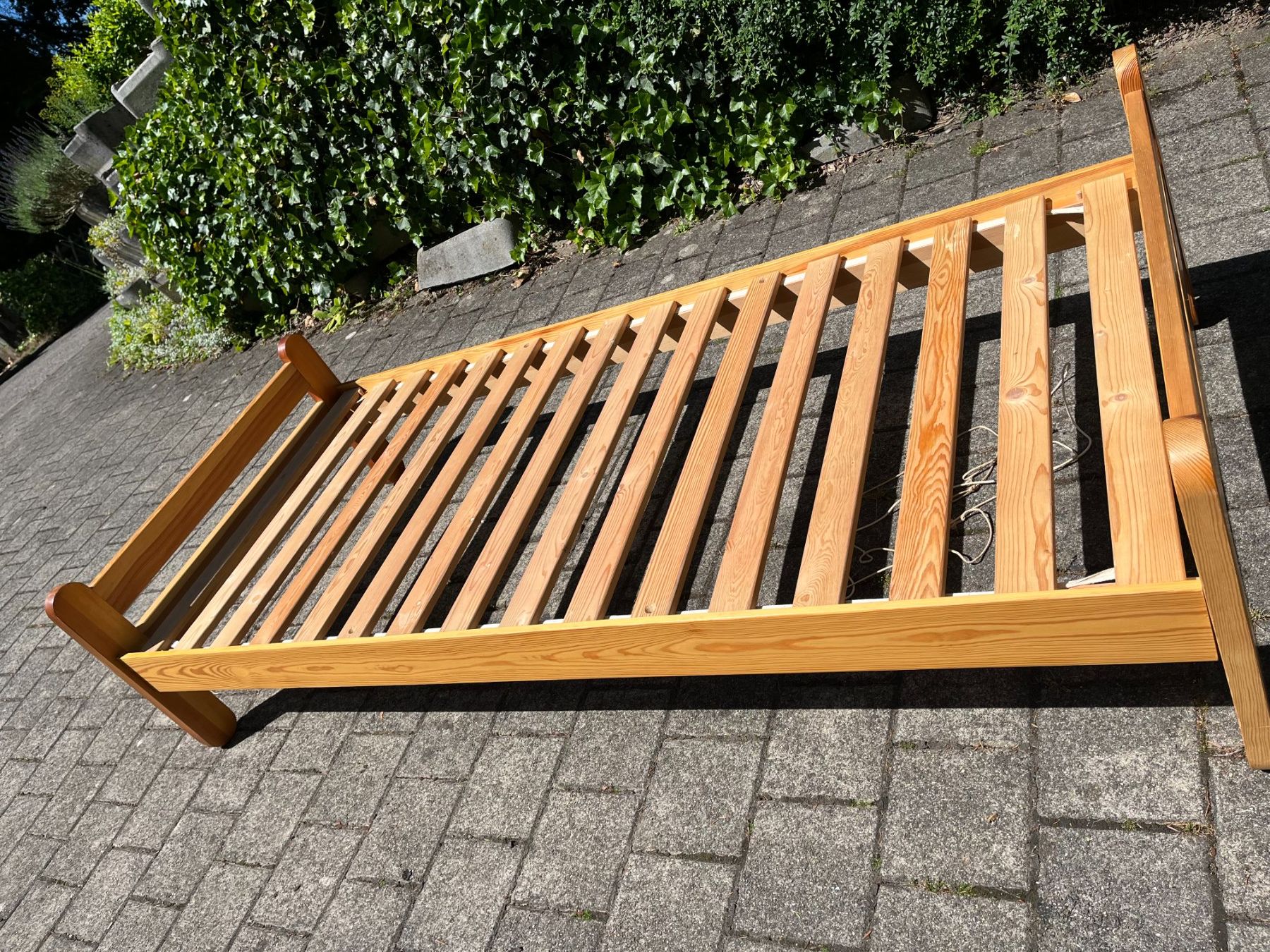 Letti: Holzbettgestell 200x90 mit Lattenrost – Usato da Bonstetten venduto da Driver7 1