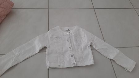 K..84 R) Weisses Jeansjäckchen Gr. 122 mit Strass