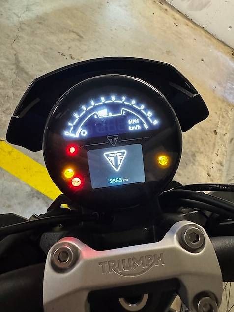 Triumph Strada: Triumph Trident 660 | 3563 km | Top Zustand | A2 | Extras – Usato da Höri venduto da Swisschocolate 2
