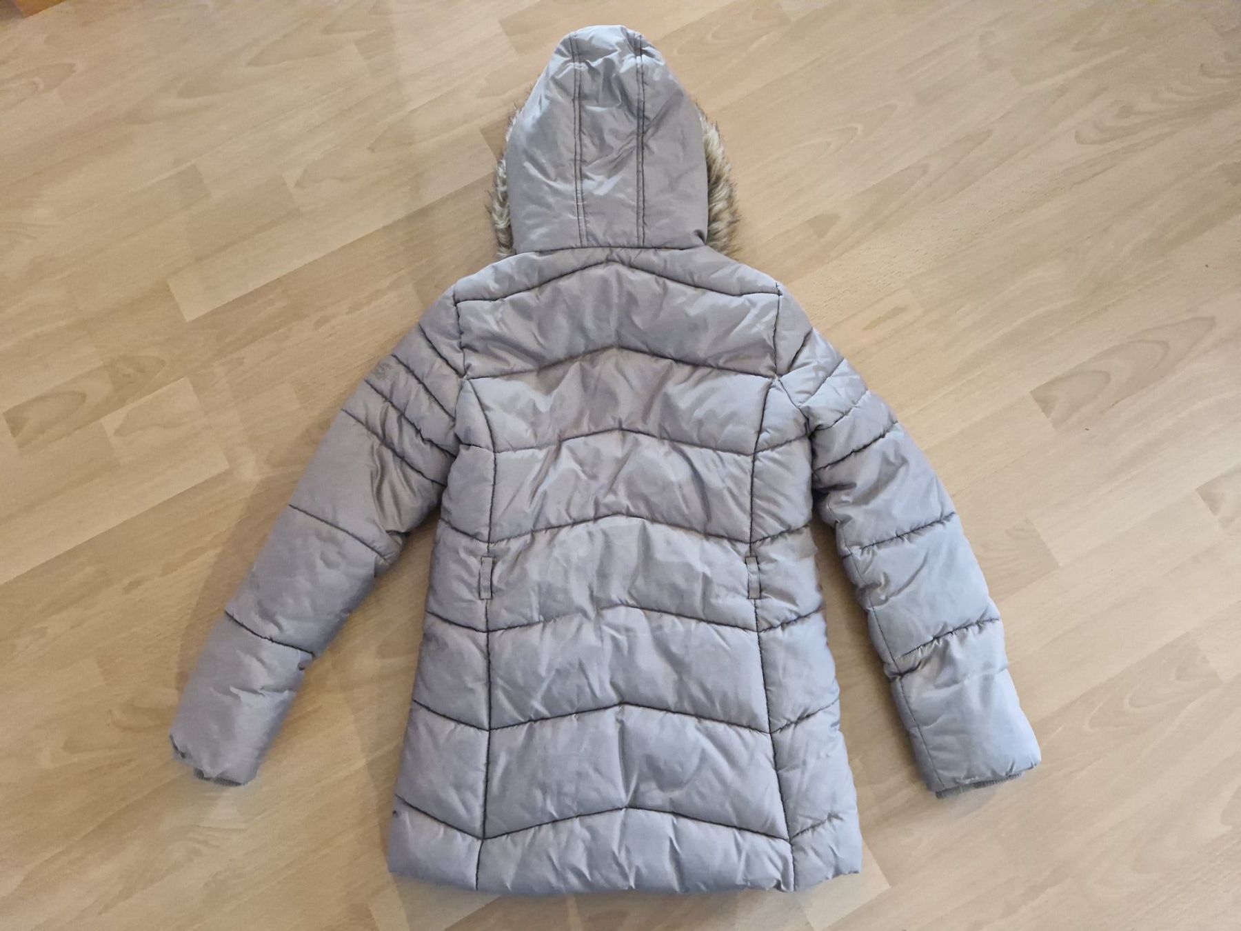 C&A Giacche & Cappotti: Crèmefarbene Winterjacke mit Kapuze, Grösse 170 – Usato da Greifensee venduto da Janali01 2