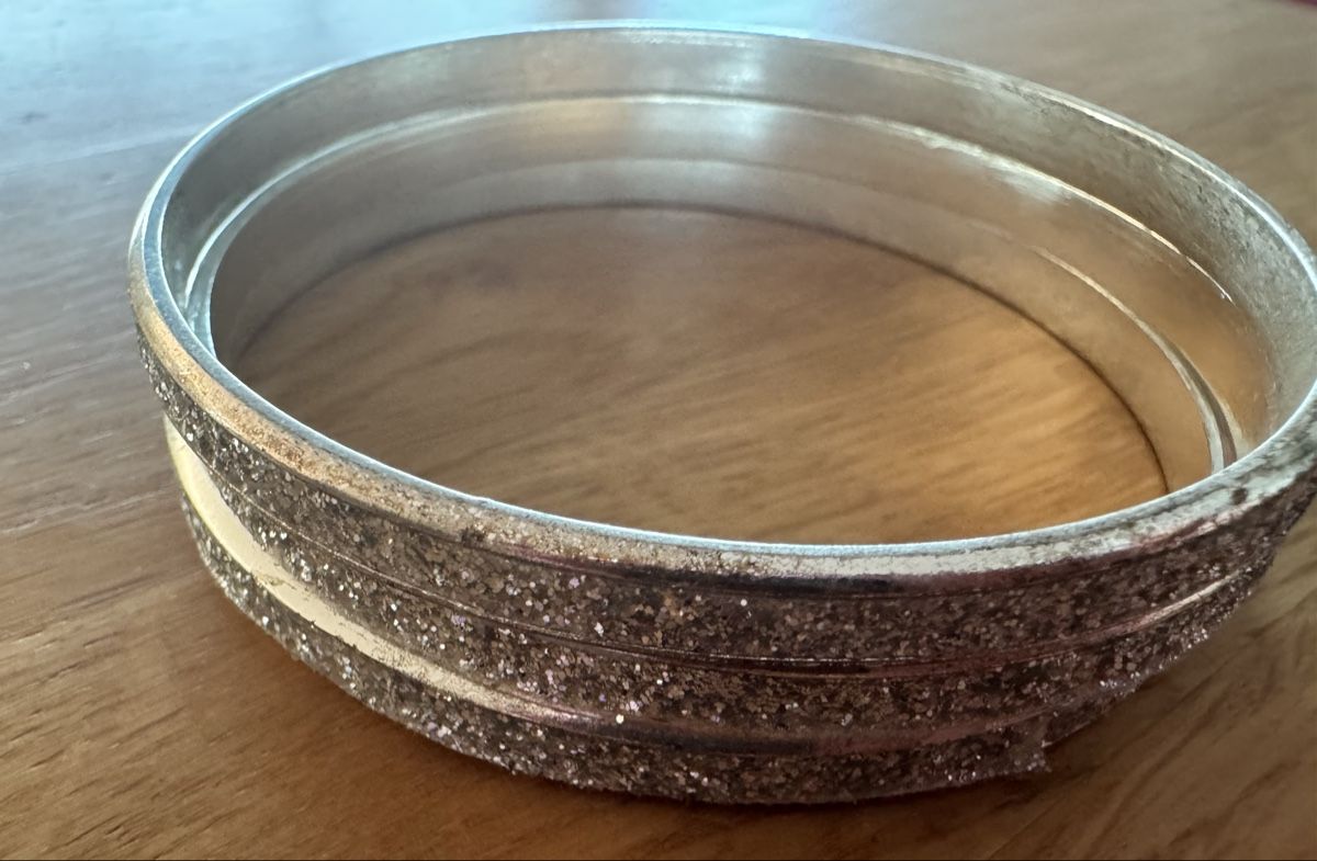 Bracelets: Silberfarbene Armreifen, 3er Set, Glitzer – D'occasion à Winkel par Schorley 1