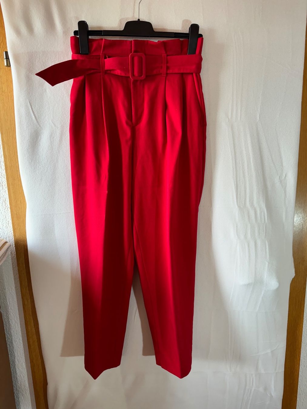 H&M Pantaloni: Rote Hose mit Gürtel von H&M Gr. 38 – Usato da Grosswangen venduto da second_hand_dress