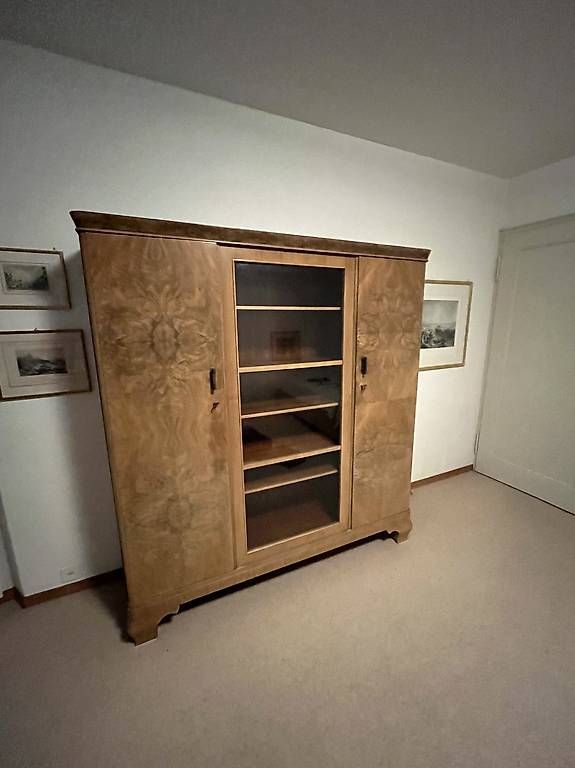 Armadi: Art Deco Nussbaum Schrank mit Vitrine – Usato da Küsnacht ZH venduto da dwst 1