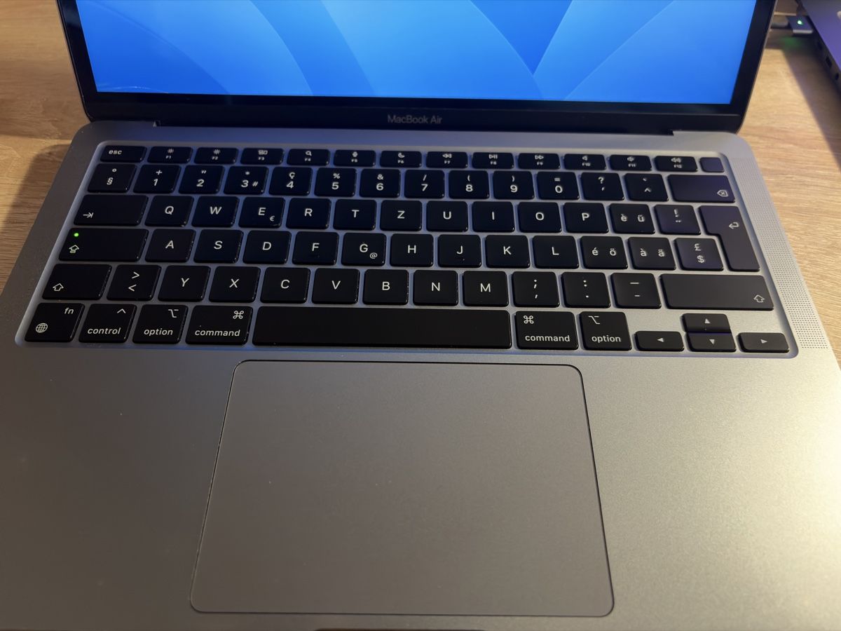 Apple Notebook: Apple MacBook Air M1 2020 Gris sidéral – Usato da La chaux de  fonds venduto da mal_rhl5 4