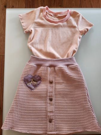 Waffeltuchröckli mit rosa T-Shirt, Gr. 122