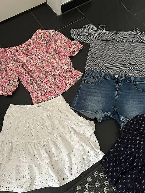 Lotti & Set di vestiti: Mädchen Kleider Set Grösse 152 – Usato da Marbach SG venduto da Sonni81 1