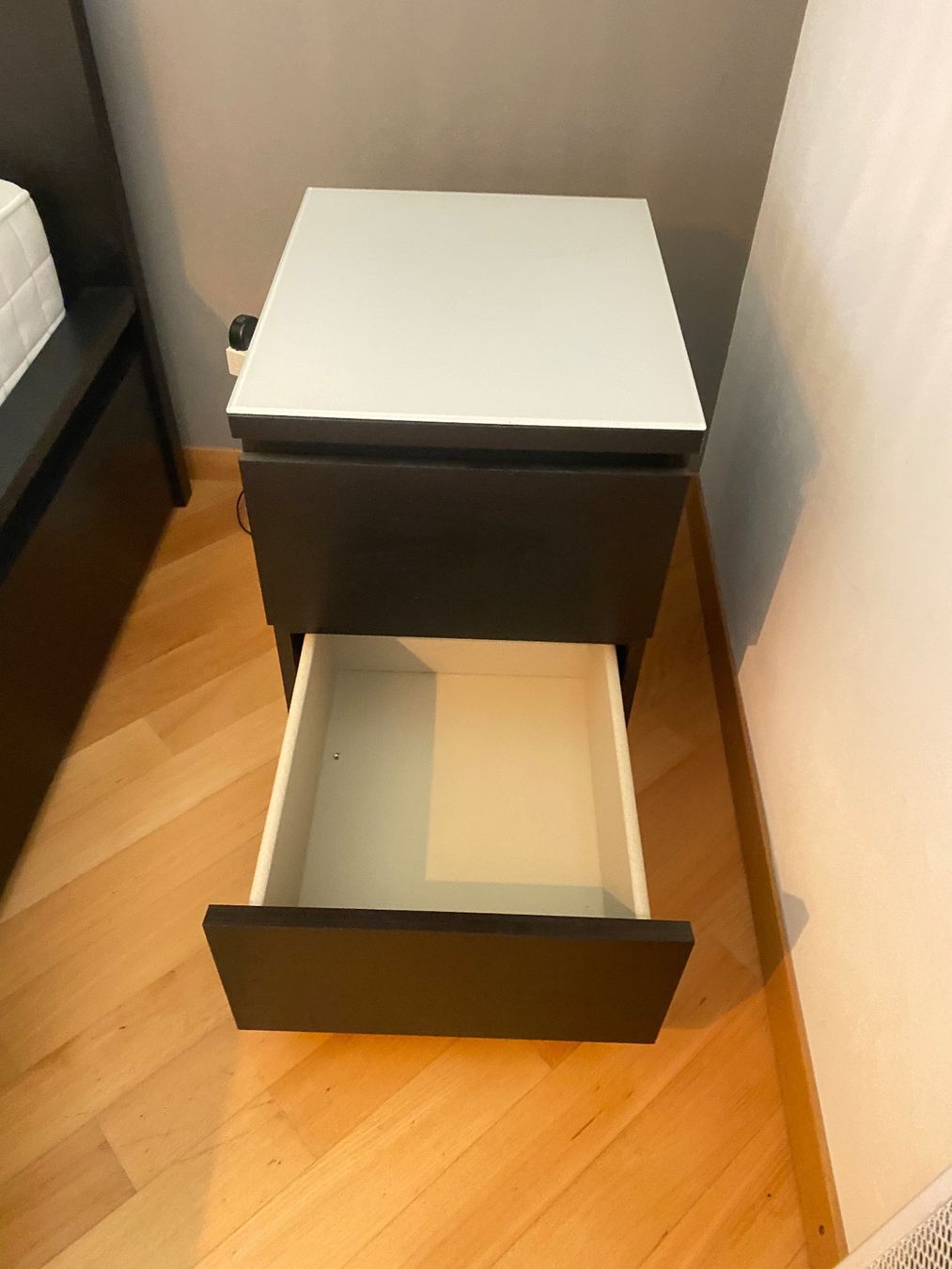 Ikea Letti: Lit, matelas et deux tables de chevets . – Usato da Chéserex venduto da bch_f9xt 2