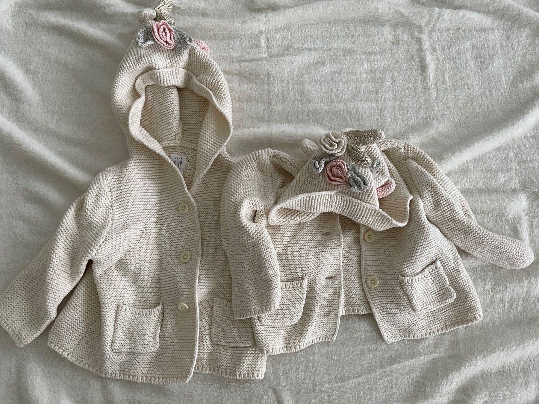 Lotti & Set di vestiti: Strickjacken Einhorn von Baby Gap – Usato da Buch am Irchel venduto da pas_ddk2