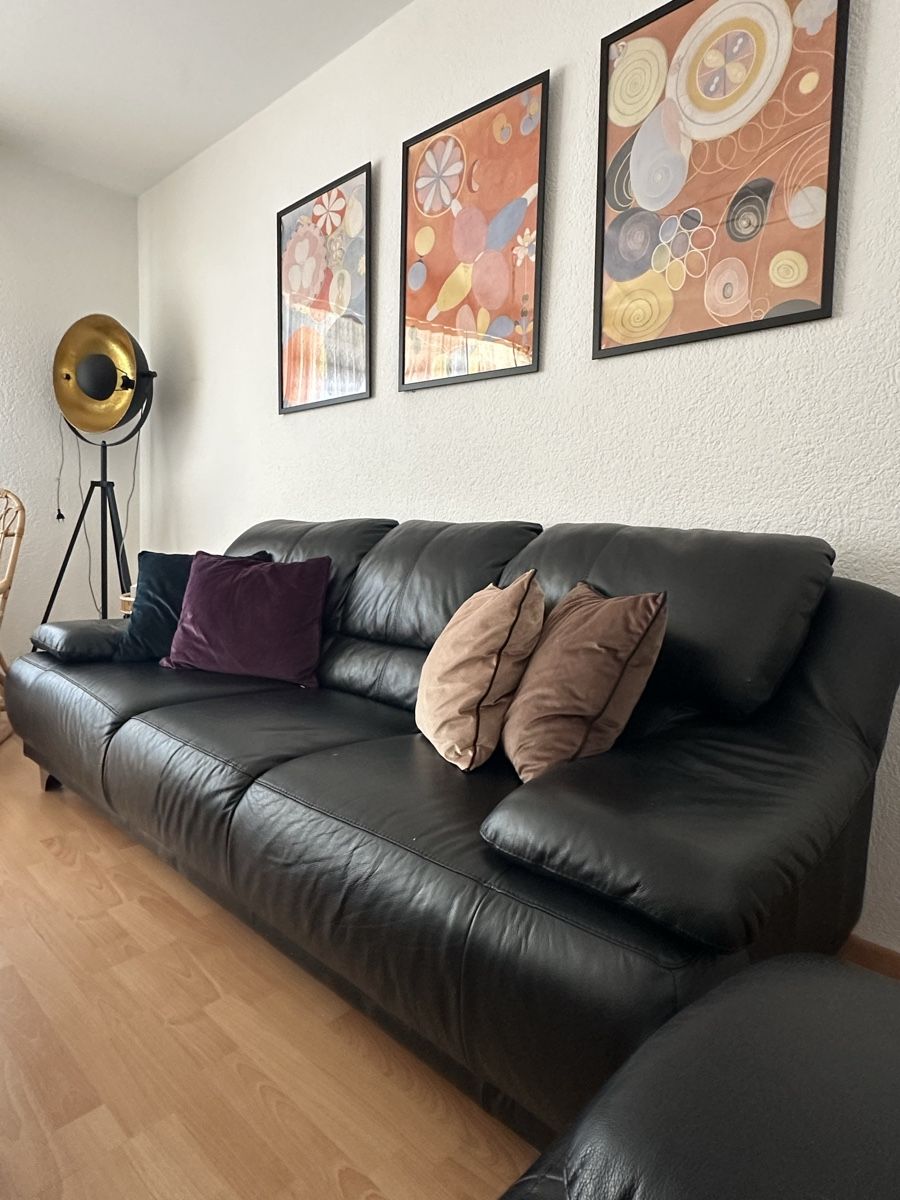 Conforama Divani: Conforama 2 Schwarze Sofas mit Hocker – Sehr gepflegt – Usato da Kleindöttingen venduto da car_wrp7 1