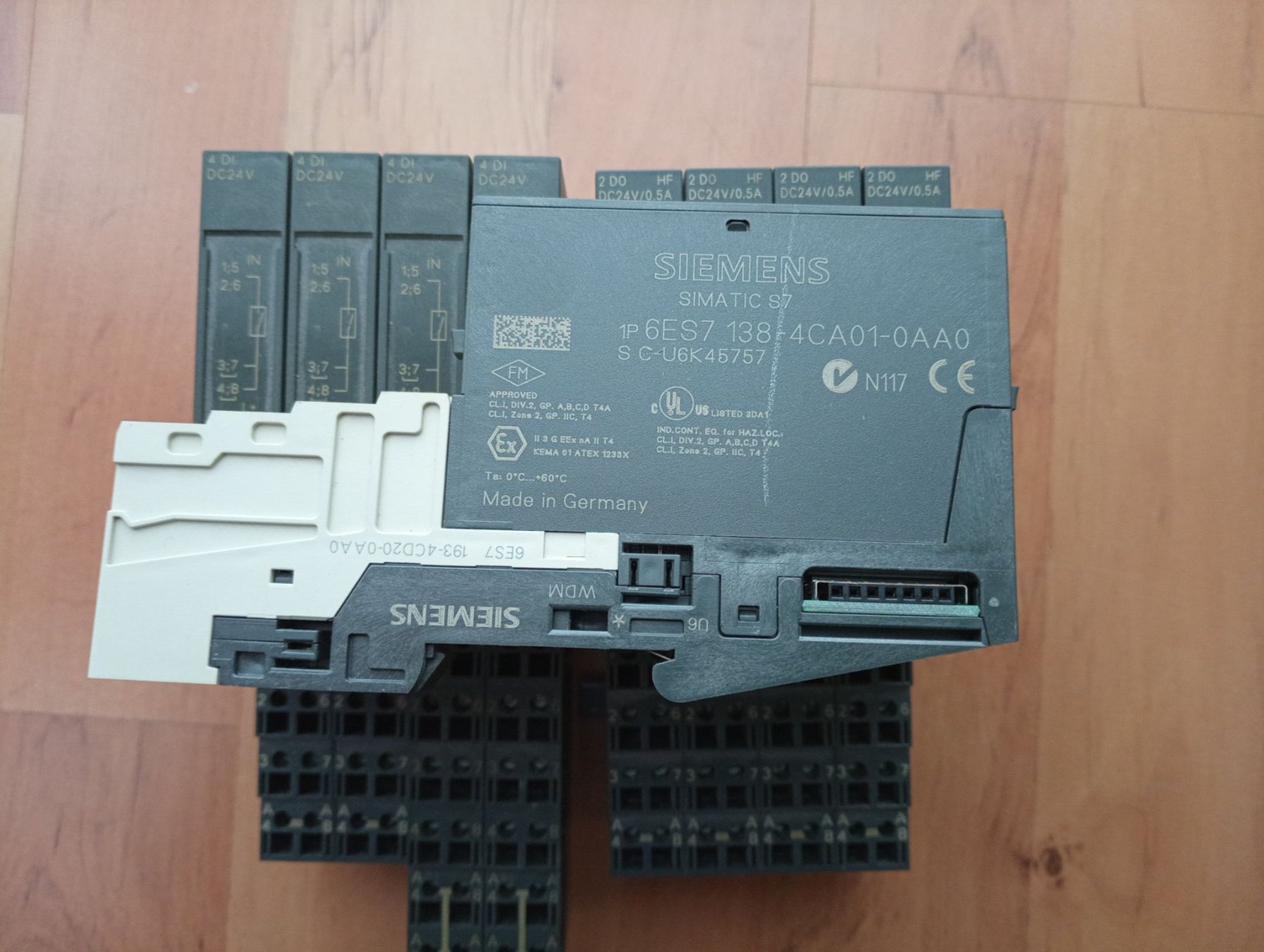 Siemens Componenti elettronici: Siemens SIMATIC DP, ET 200S, MODULE / 6ES7.. 9 Stück – Usato da Ufhusen venduto da HKSC 1