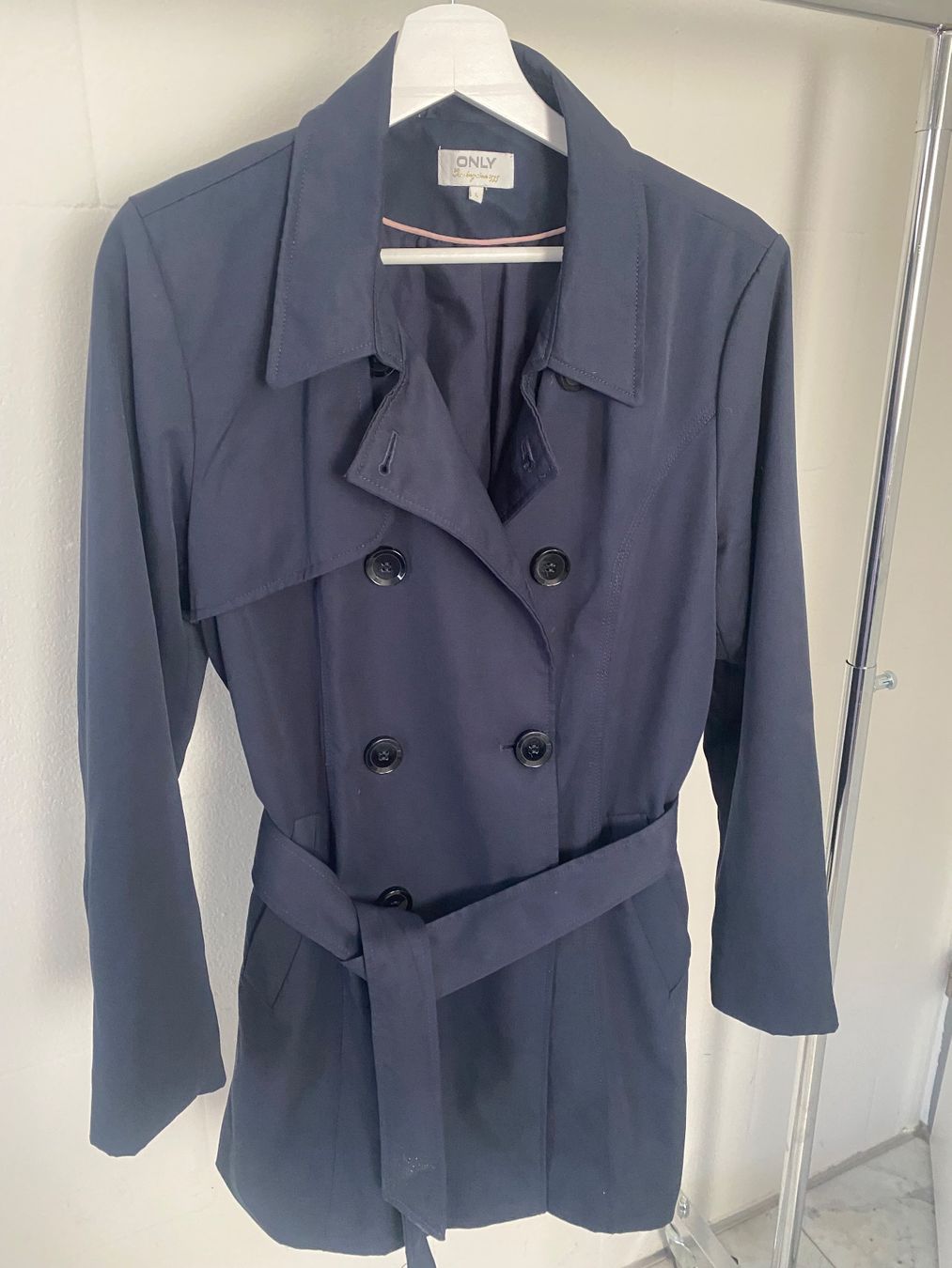 Only Cappotti: Trenchcoat Only dunkelblau – Usato da Bürglen TG venduto da Seepferdli