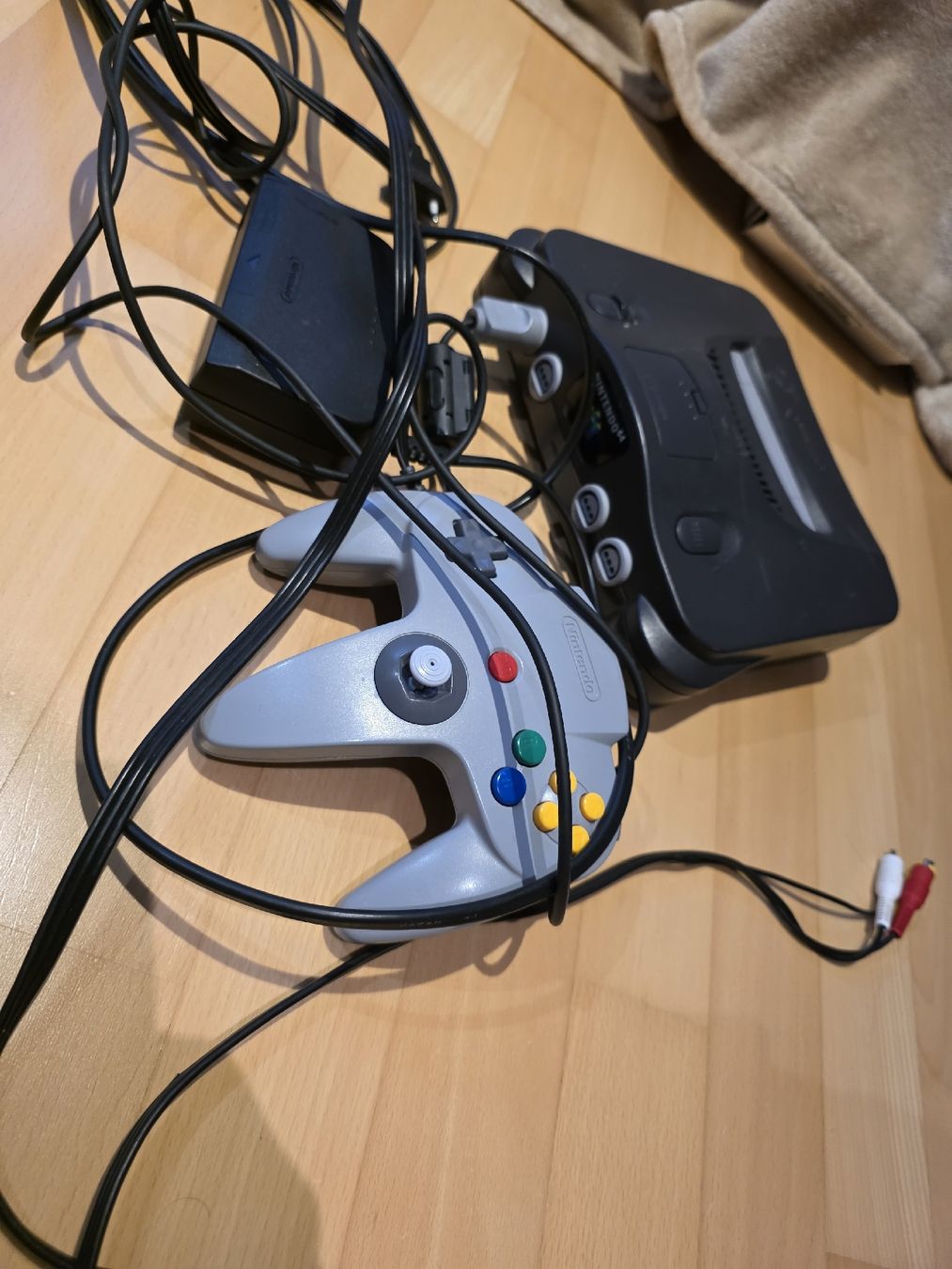 Nintendo Console: Console Nintendo 64 avec manette et câbles complets – Usato da Neyruz FR venduto da Yann 1