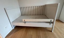 IKEA SUNDVIK Babybett 140x70cm weiss inkl. Matratze (1/2)