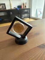 Bitcoin Medaille im Rahmen mit Ständer neu
