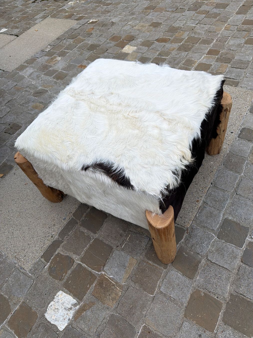 Hocker: Hocker Kuhfell – Gebraucht aus Seengen von phismial