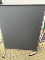 Grosser, mobiler Raumtrenner / Stellwand in Grau