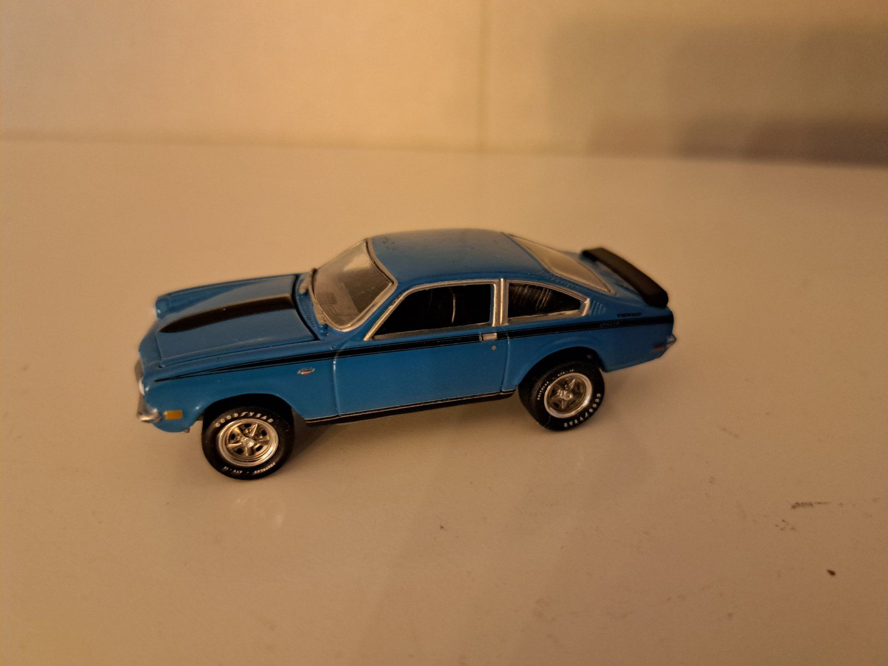 Johnny Lightning Modellini d'auto: Chevy Vega Yenko Copo Johnny Lightning Neu – Nuovo (secondo la descrizione) da Emmenbrücke venduto da bikesandmore75 1