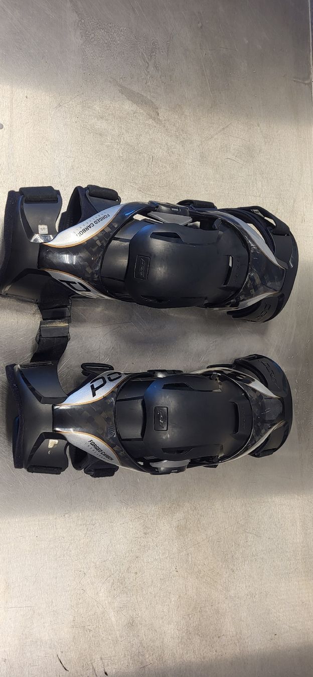 Schutz & Schoner: Genouillères Pod K8 carbon – Gebraucht aus Le Noirmont von lio_mh2x