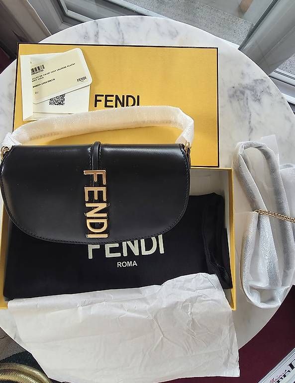 Borse da donna: FENDI wallet on chain – Nuovo e nell'imballaggio originale da Pfäffikon SZ venduto da mariapetrowich 1