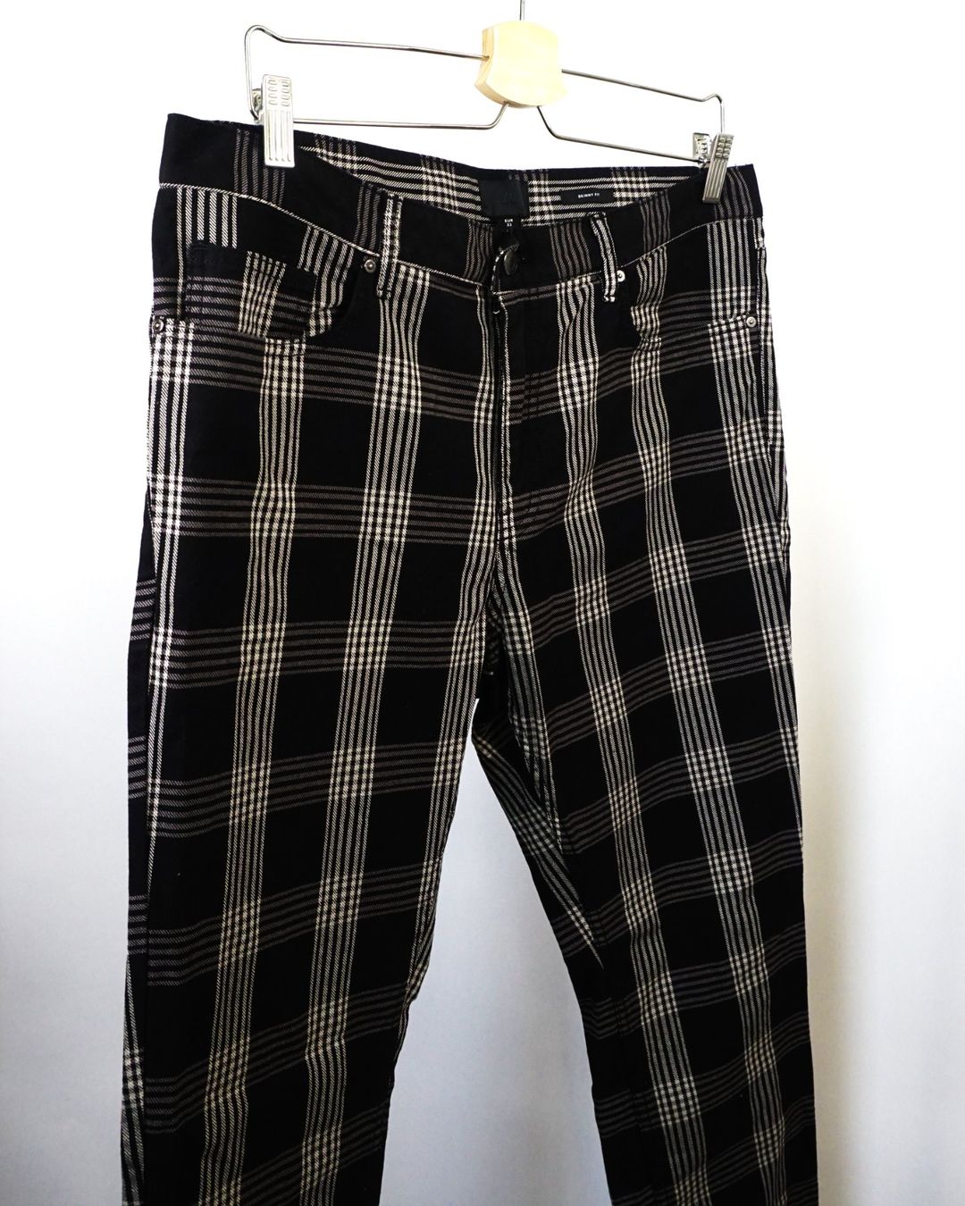 Lots de vêtements: Herren-Set – Schwarzer Strickpullover mit karierter Hose – D'occasion à Pratteln par Restwert_Pratteln 4
