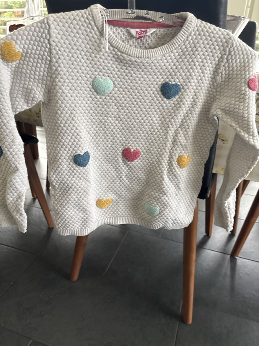 Pullover & Sweatshirts: Pullover mit Herz-Motiv – Gebraucht aus Spreitenbach von bea_wrh6