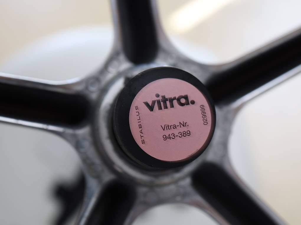 Vitra Stühle: Eames Plastic Bürostuhl von VITRA mit Sitzpolster – Gebraucht aus Meinisberg von atelier_TILIJA 9