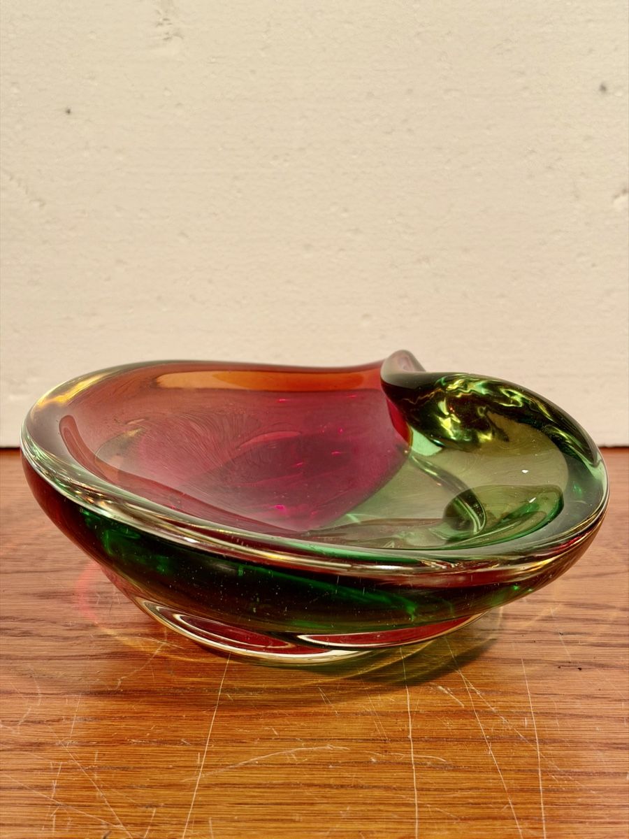 Portacenere: Vintage Emerald Green & Ruby Swirl Glass Ashtray Dish – Usato da Lausanne venduto da vas_mbk2 1