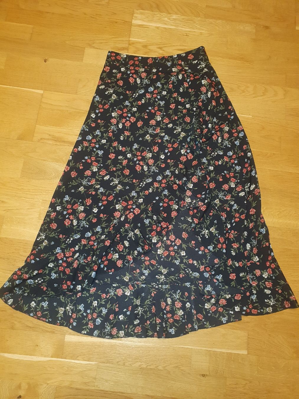 Gonne: Damen Rock schwarz mit Blumenmuster – Usato da Moosseedorf venduto da Sonnenschein..