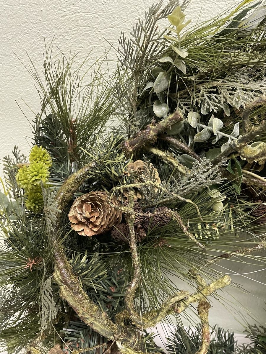 Alle Dekorationen: Festive Winter Wreath with Pine Cones – Neu (gemäss Beschreibung) aus Zürich von LoveFashion76 2