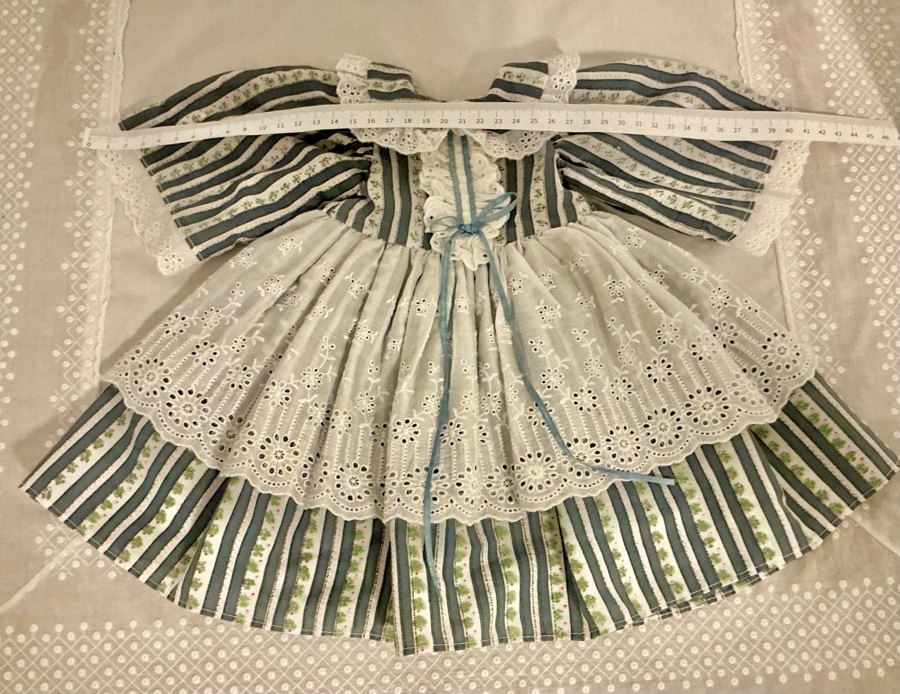 Poupées: ÄLTERES PUPPENKLEIDCHEN – D'occasion à Zell LU par Silvermemory 3