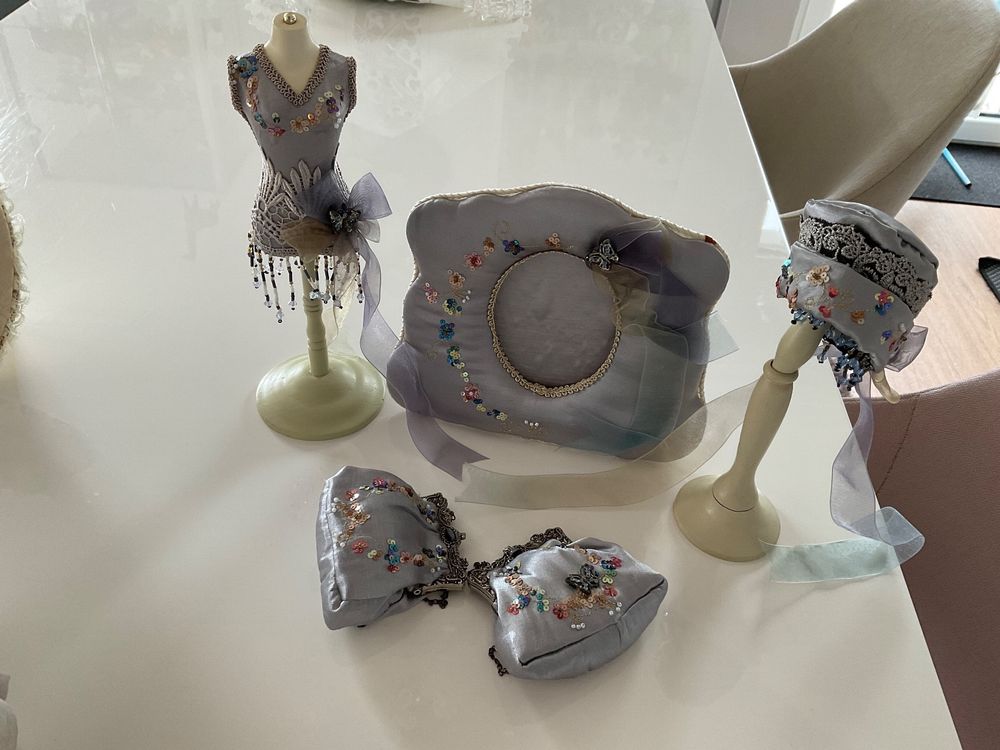 Holz Puppenständer Mit Breiter Basis - Stabiler Halter Für Teddys & Puppen