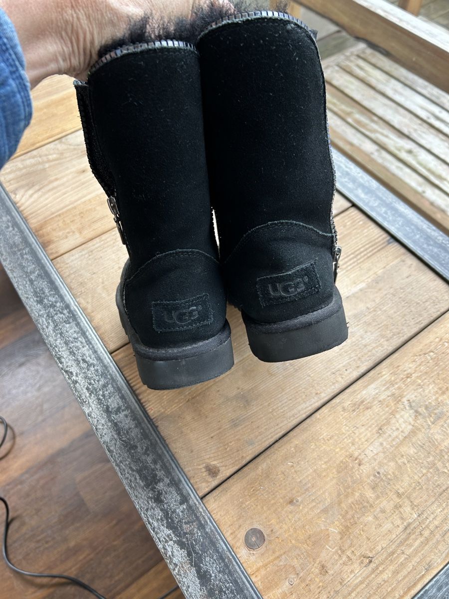 Ugg Chaussures femmes: UGG tolle Winter Boots schwarz Gr. 36 – D'occasion à Wädenswil par miss_kaykay 4