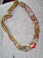 Ruban de décoration ancienne avec médailles et croix divers