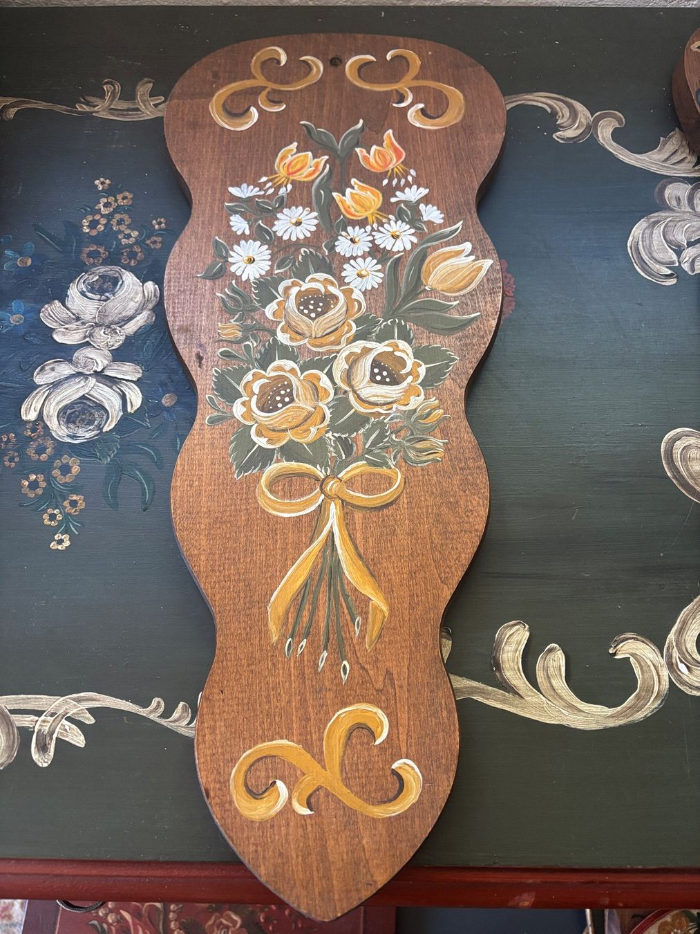 Articoli in legno: Zopfbrett mit Blumenmotiv – Usato da Uitikon Waldegg venduto da Mrost