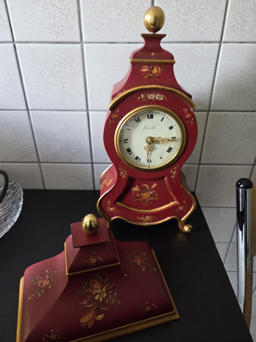 Zenith Orologi da terra & Orologi da parete: Tischuhr Zenith rot bemalt  – Usato da Dietikon venduto da Allegra34