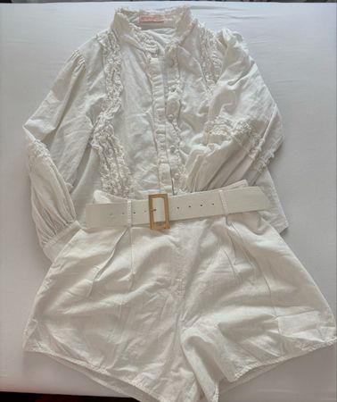 Süsses Weiss-Set: Bluse mit Rüschen und Short mit Gürtel 